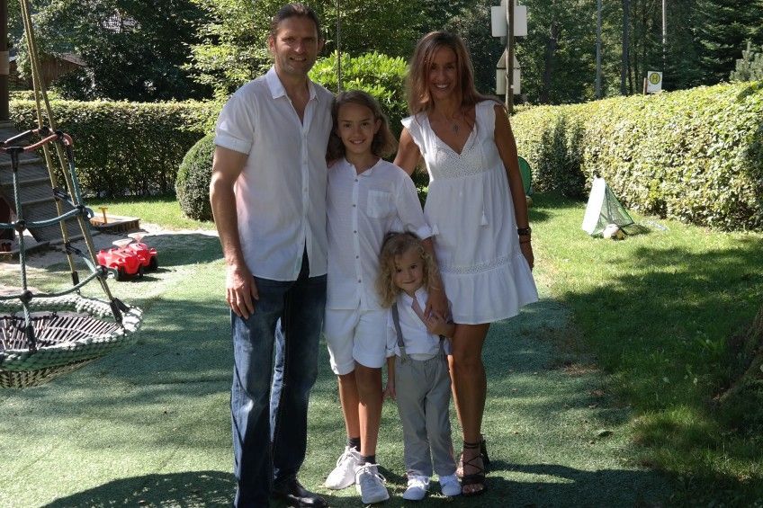 Eine Familie, die ganz in Weiß gekleidet für ein Foto posiert