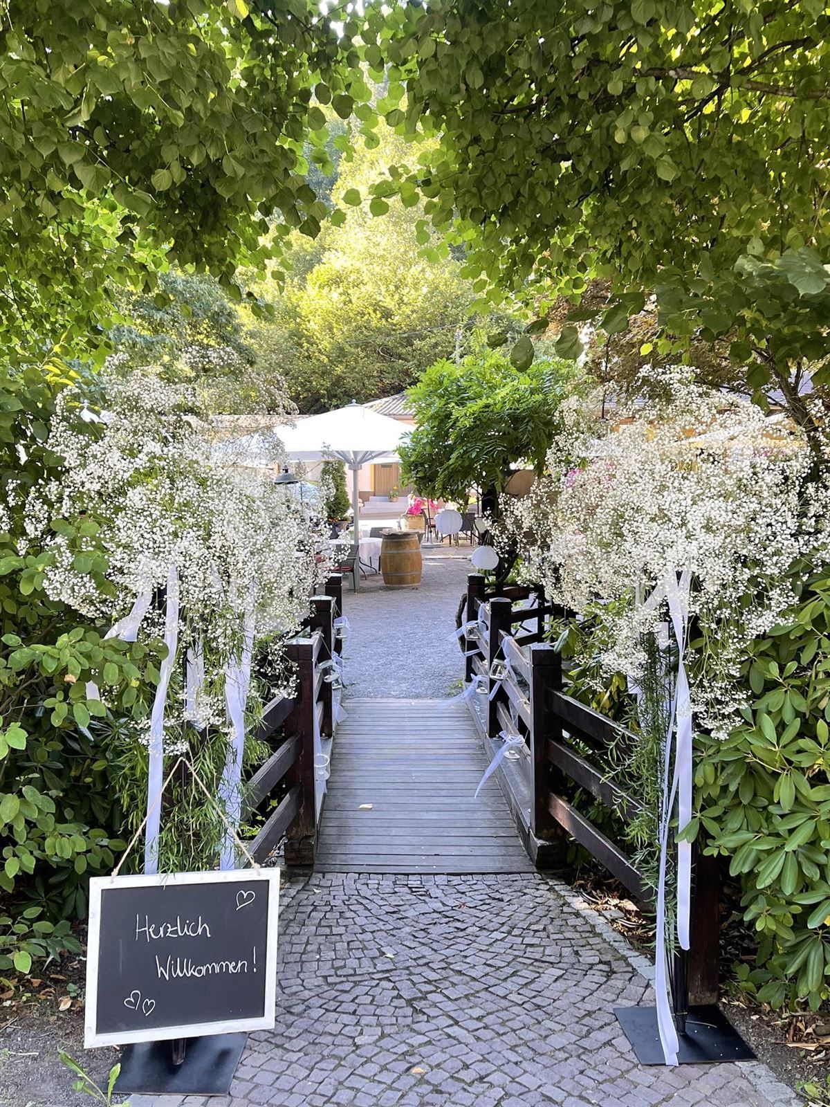 Eine Holzbrücke mit weißen Blumen darauf