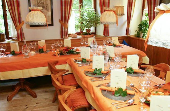 Ein Restaurant mit Tischen und Stühlen für eine Mahlzeit