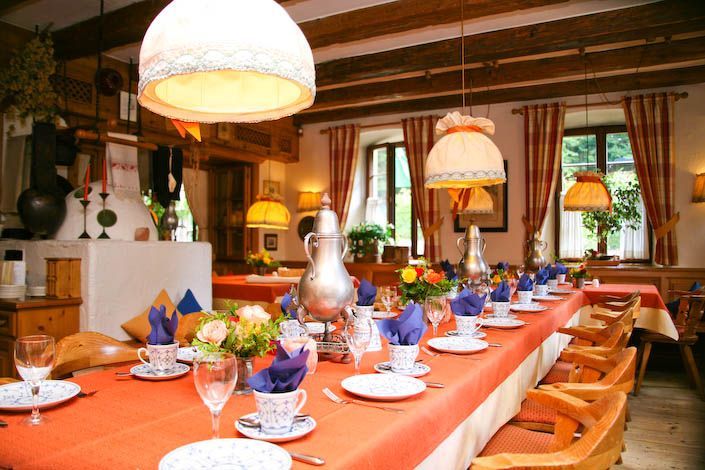 Ein langer Tisch mit Tellern und Gläsern darauf