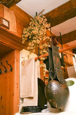 In einem Raum hängt eine Glocke von der Decke