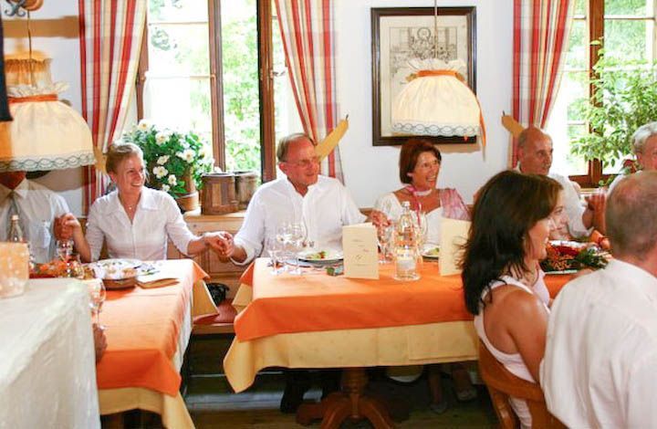 Eine Gruppe von Menschen sitzt an Tischen in einem Restaurant