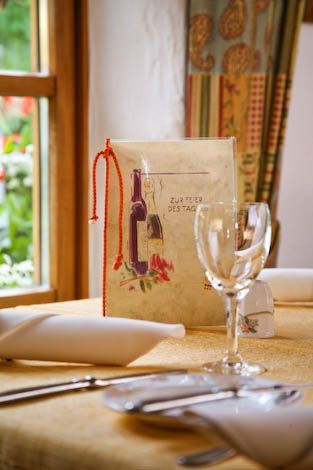 Ein Tisch mit einer Speisekarte und Weingläsern darauf