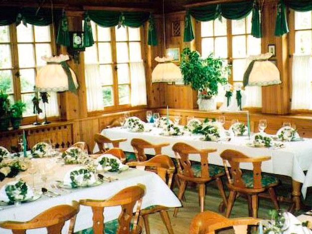 Ein Restaurant mit Tischen und Stühlen für eine Party