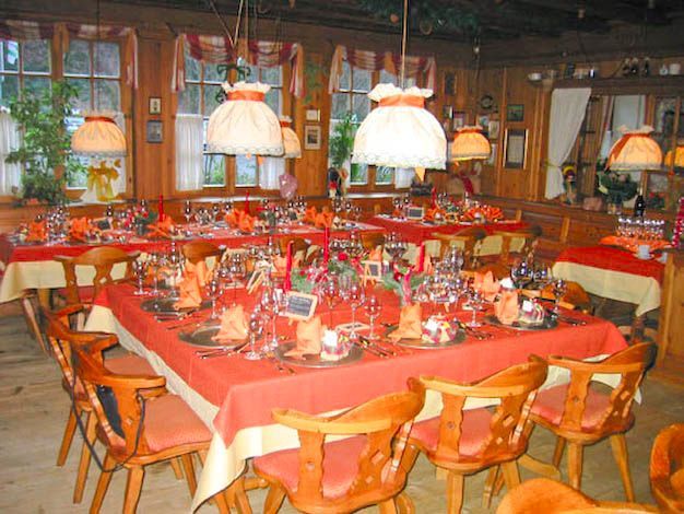 Ein Restaurant mit Tischen und Stühlen für eine Party