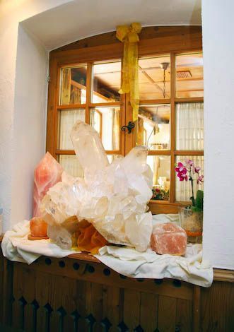 Ein Fenster mit vielen Kristallen darauf