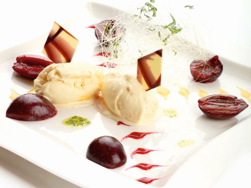 Ein weißer Teller mit Eis und Schokolade