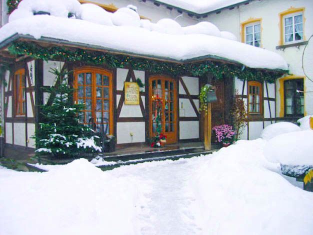 Ein verschneites Haus mit einem Schild mit der Aufschrift 