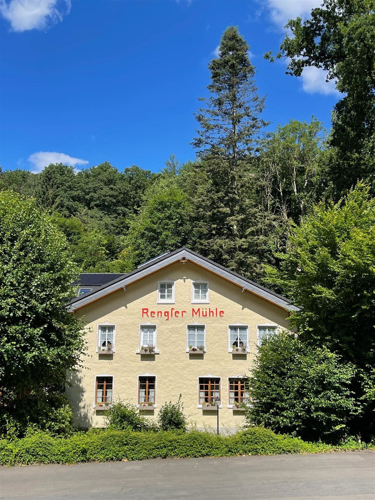 Ein gelbes Gebäude mit dem Wort Marie darauf