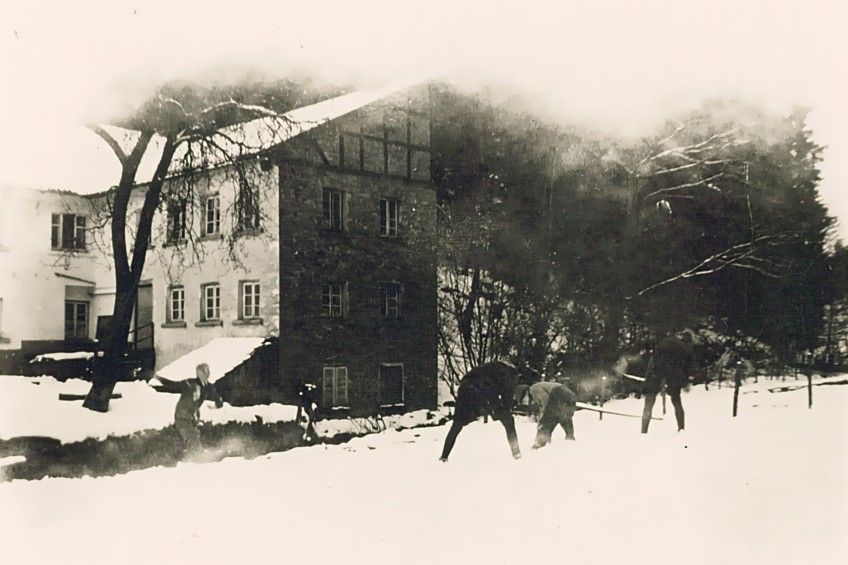 Ein Schwarzweißfoto eines Hauses im Schnee
