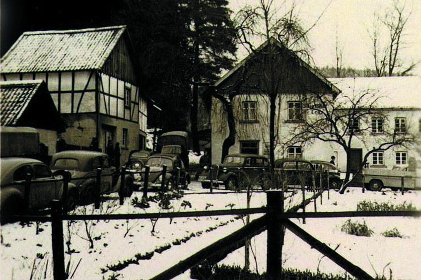 Ein Schwarzweißfoto eines Hauses im Schnee