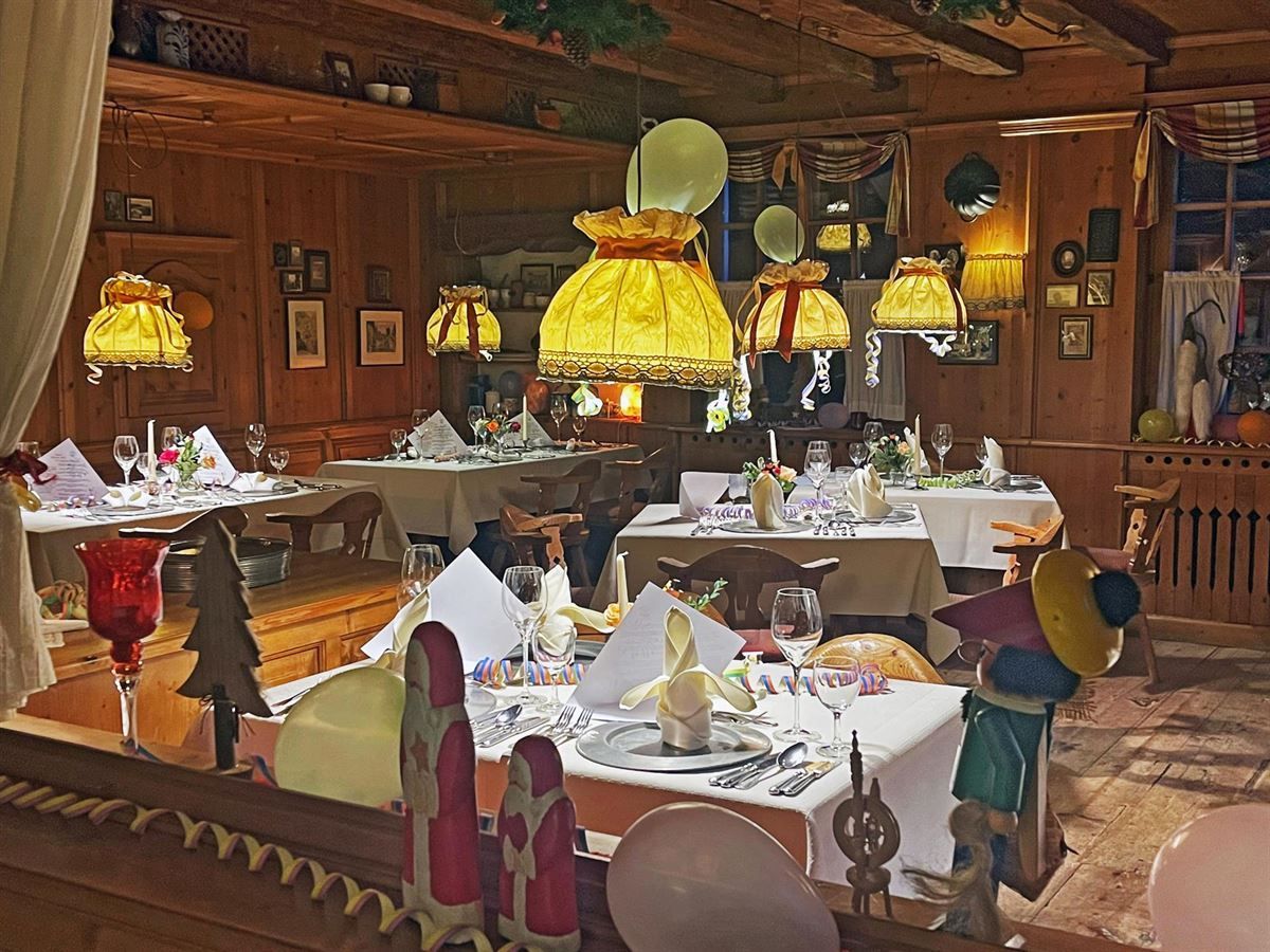 Ein Restaurant mit Tischen und Stühlen für eine Party