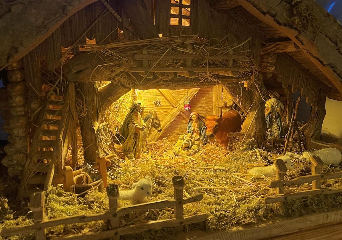 Eine Krippe in einem Stall mit Tieren und Heu