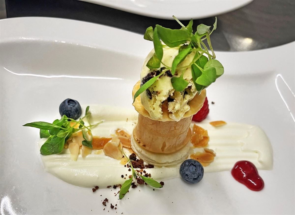 Ein weißer Teller mit einem Dessert darauf