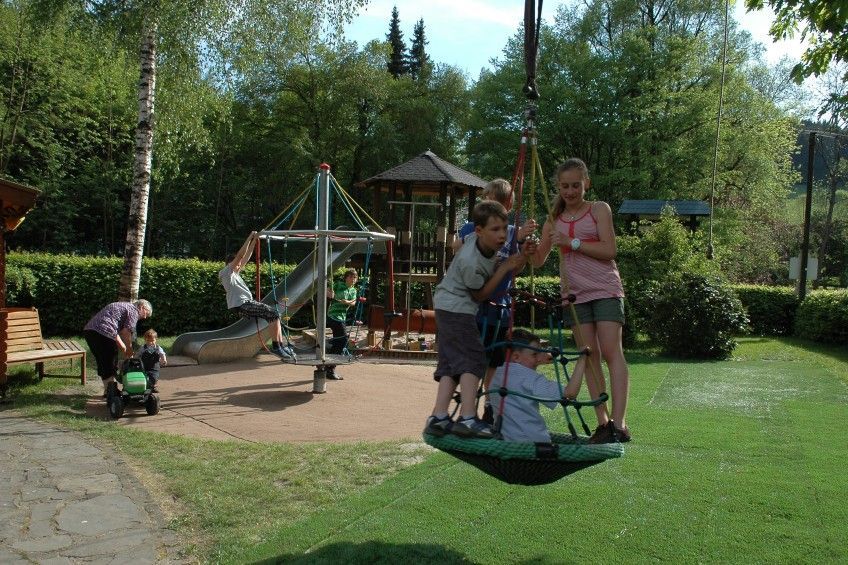 Eine Gruppe von Kindern spielt auf einem Karussell in einem Park