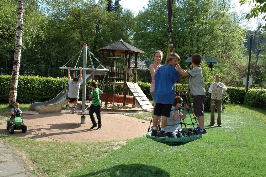 Eine Gruppe von Kindern spielt auf einem Spielplatz