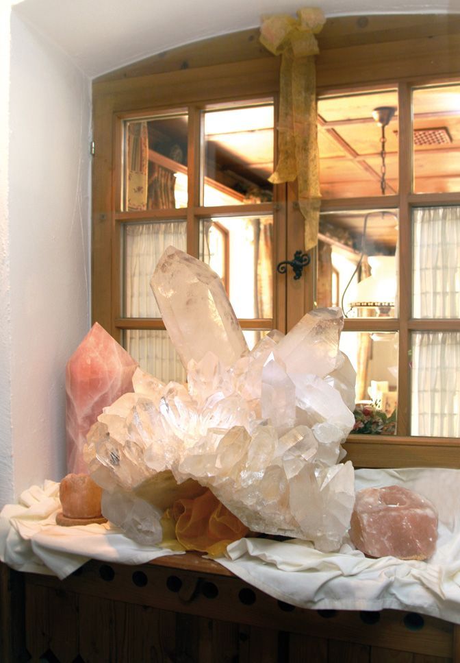Ein großer Kristall liegt auf einem Tisch vor einem Fenster