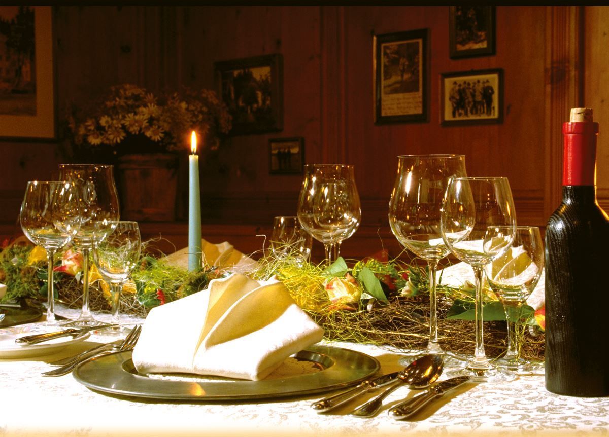 Eine Flasche Wein steht auf einem Tisch neben einer Kerze