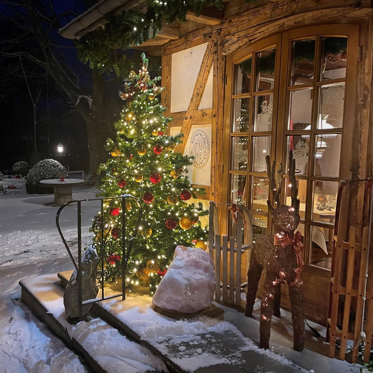 Ein Weihnachtsbaum ist vor einem Gebäude beleuchtet