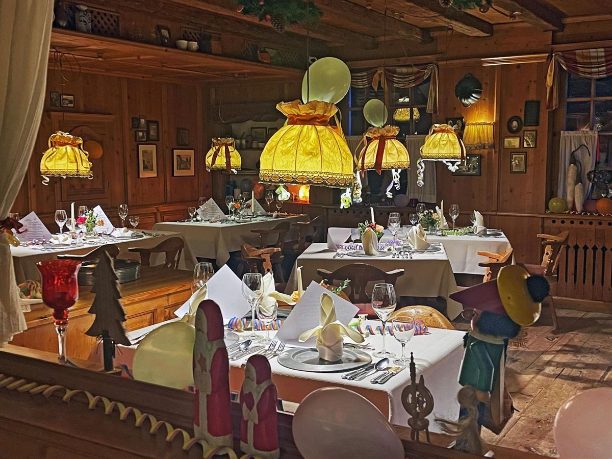 Ein Restaurant mit Tischen und Stühlen für eine Party