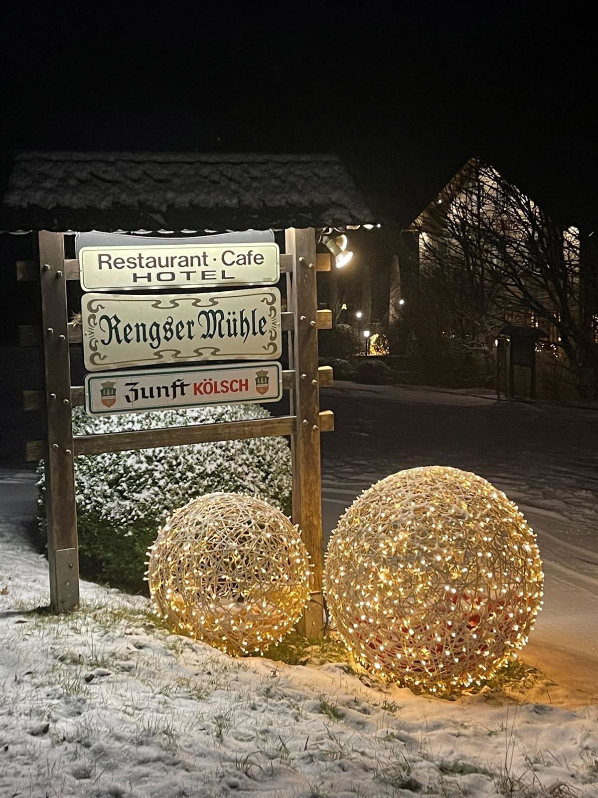 Ein Schild mit der Aufschrift „Restaurant“