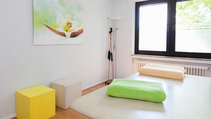 An der Wand über dem Bett hängt ein Gemälde einer Blume.