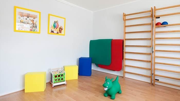 Ein Raum mit einem grünen Spielzeug in der Mitte