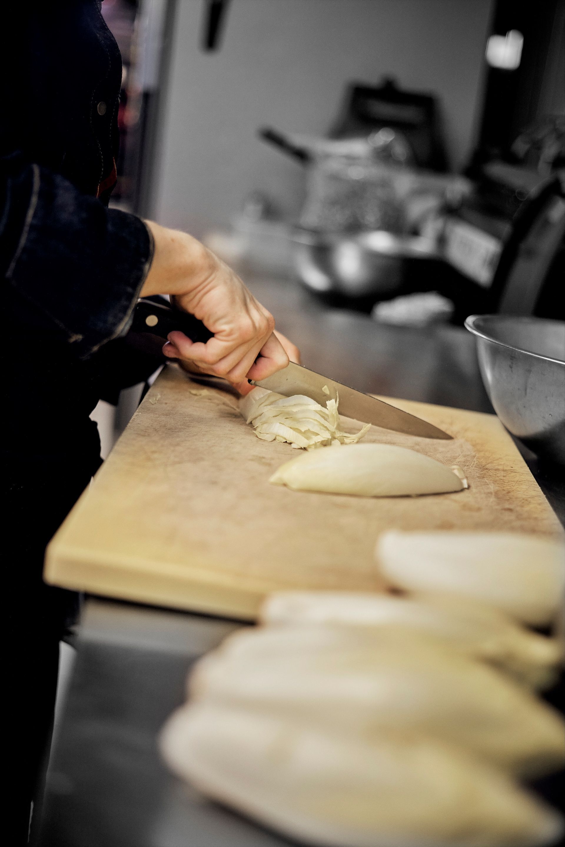 Deux bols carrés de saumon coloré, de betteraves tranchées, de germes et de fromage à la crème, garnis de graines de sésame noir.