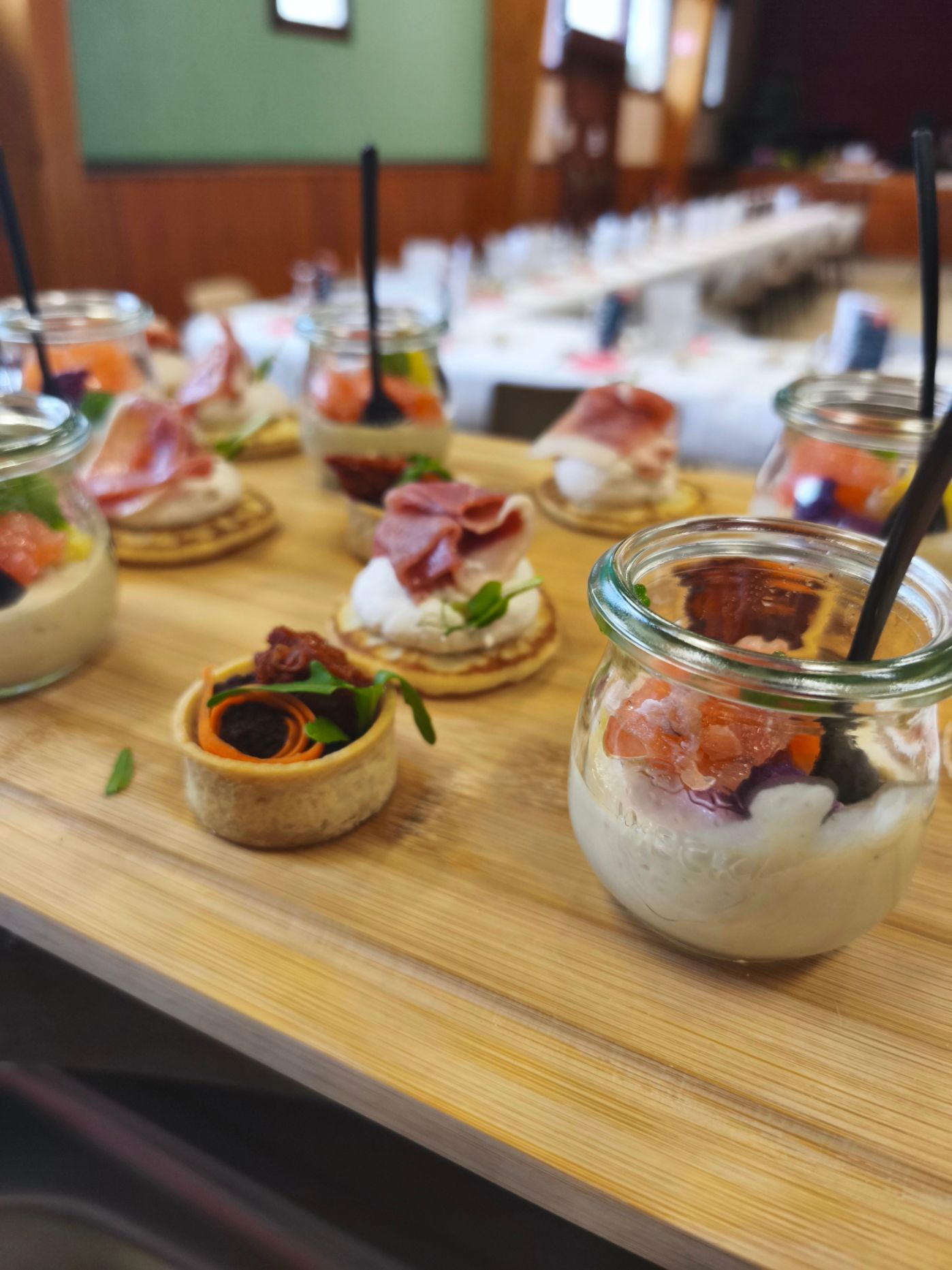 Un gâteau en forme de chiffre 40, orné de rosettes réalisées à la poche à douille dans les tons de blanc, vert clair et marron, sur une base rectangulaire noire.