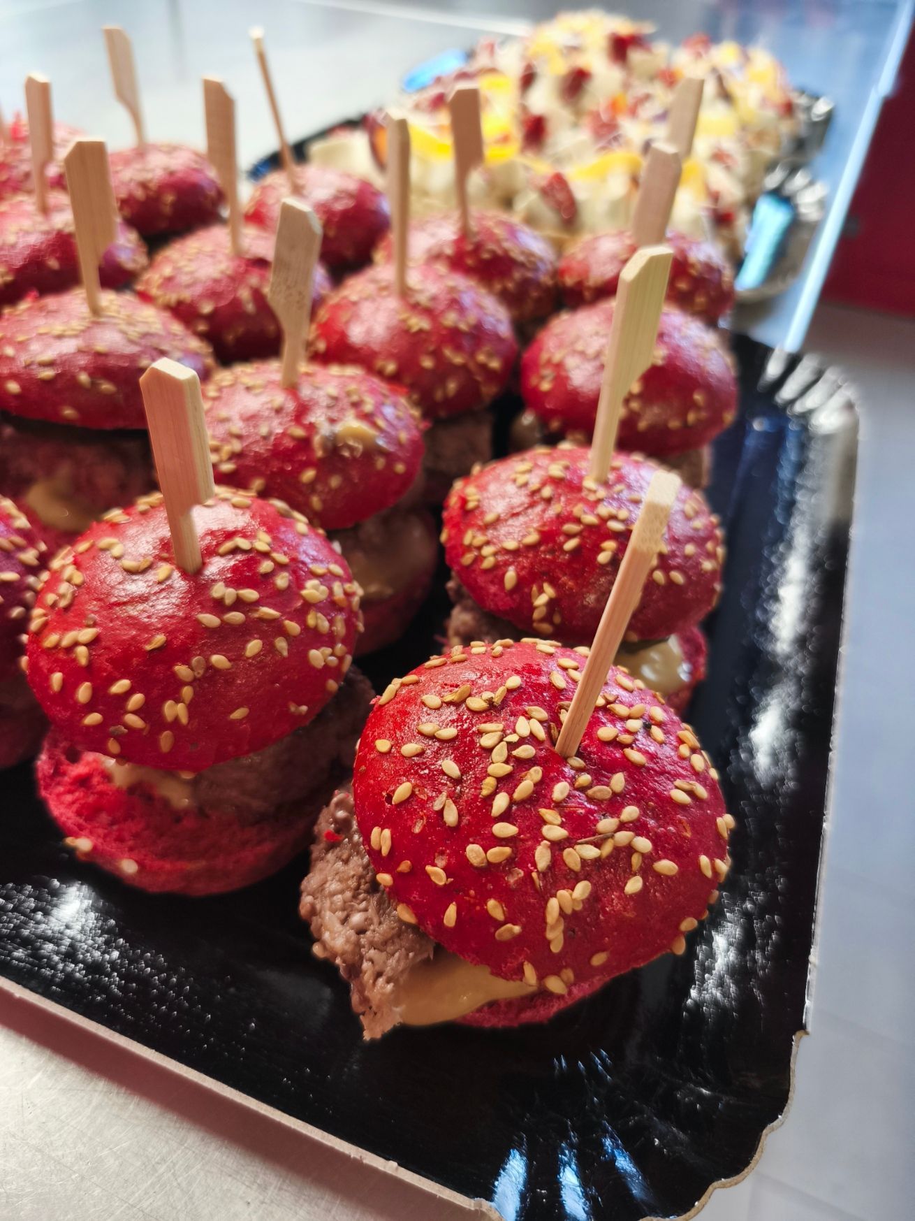 Une tarte en forme de neuf, décorée de fraises, de framboises, de rosettes de crème fouettée et de petites fleurs.
