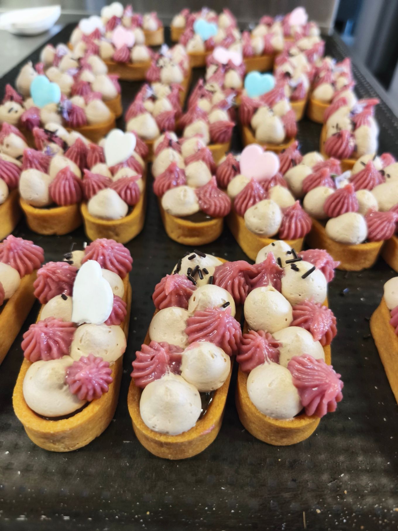 Un gâteau d'anniversaire en forme de chiffre 30, décoré de glaçage à la poche à douille, de petits biscuits, de gouttes de meringue et de vermicelles colorés festifs.