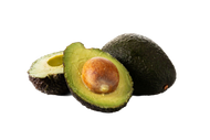 Un avocat entier à la peau foncée, à côté de deux moitiés, dont une avec un noyau, sur fond blanc.