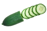 Un concombre vert partiellement tranché, dont les cinq rondelles sont disposées en rangée sur un fond blanc.