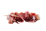 Plusieurs fines tranches pliées de jambon de Parme persillé rouge sur fond blanc.