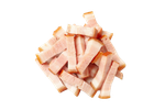 Un tas de lardons de porc crus et tranchés, ou de tranches de bacon, isolé sur fond blanc.