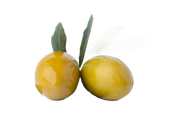 Deux olives vertes brillantes et entières, avec deux petites feuilles attachées, isolées sur un fond blanc.