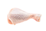 Un pilon de poulet cru, avec la peau, isolé sur un fond blanc uni.