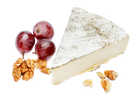 Un morceau de brie à croûte blanche servi avec trois grains de raisin rouge et quelques morceaux de noix sur fond blanc.