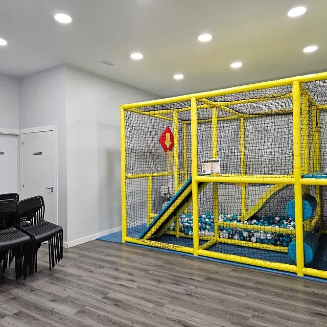 Hay un patio de juegos en el medio de la habitación.