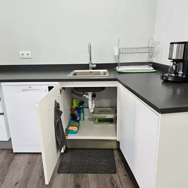 Una cocina con fregadero y cafetera