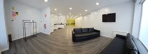 Hay un sofá en el medio de la habitación.