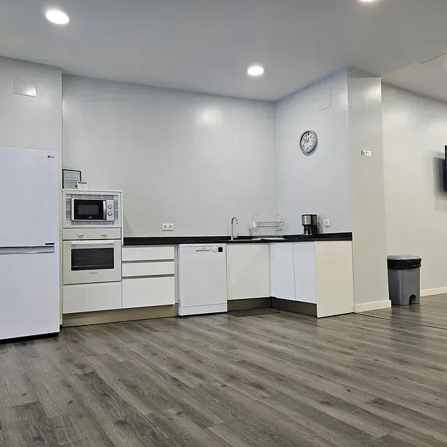 Hay un reloj en la pared de la cocina.