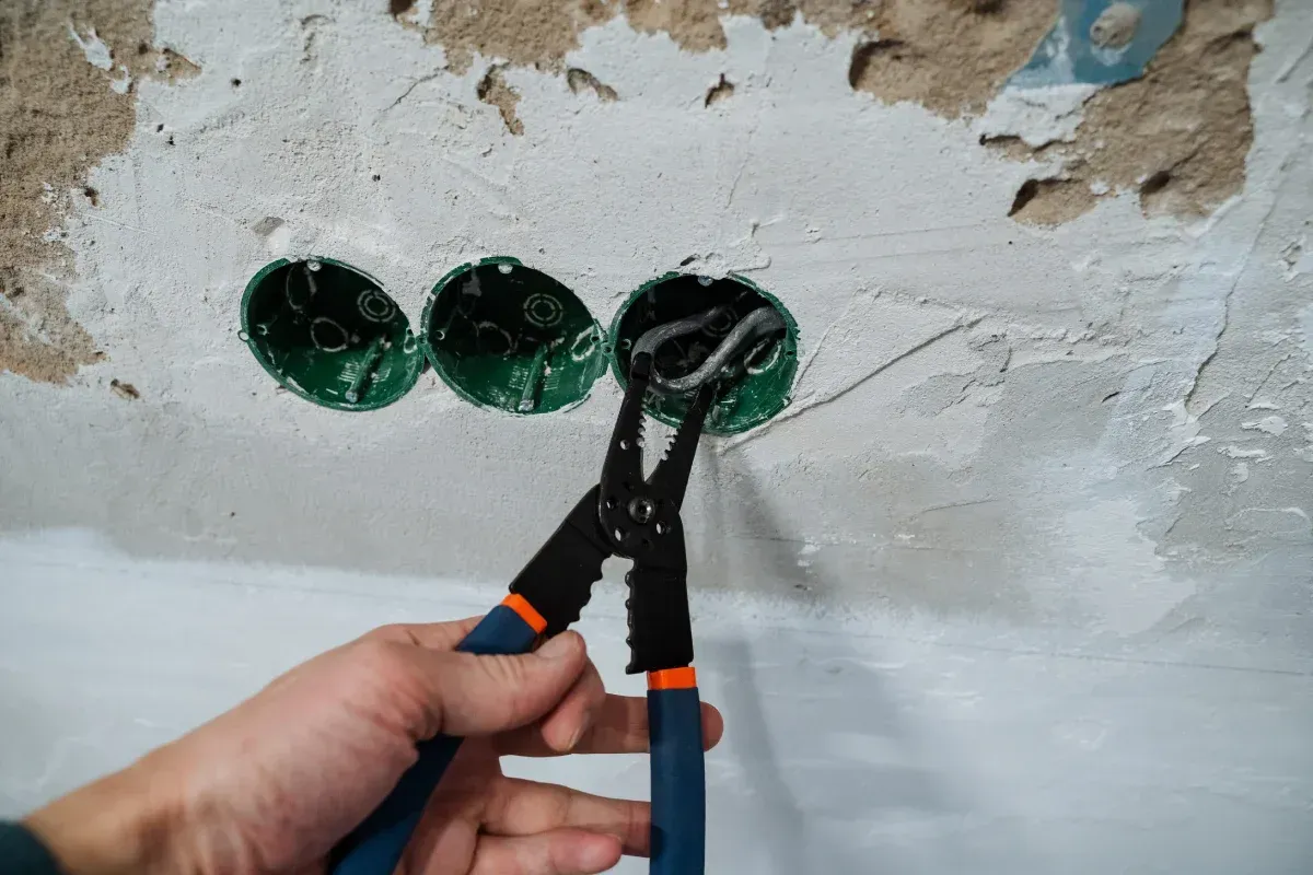 Icono de marcador de posición gris claro con un sol y montañas sobre fondo blanco