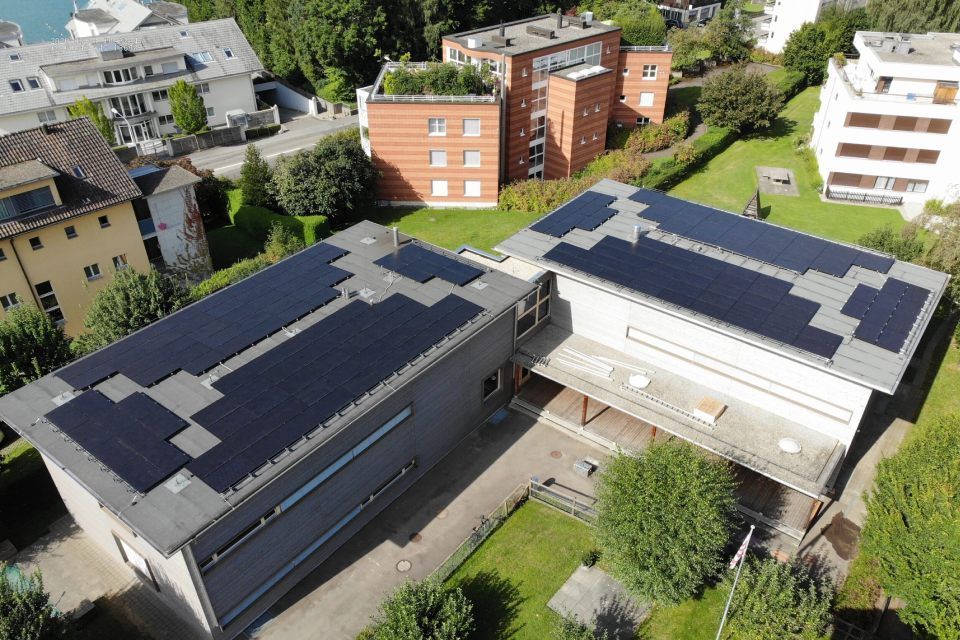 grosses Gebäude mit vielen Solarzellen