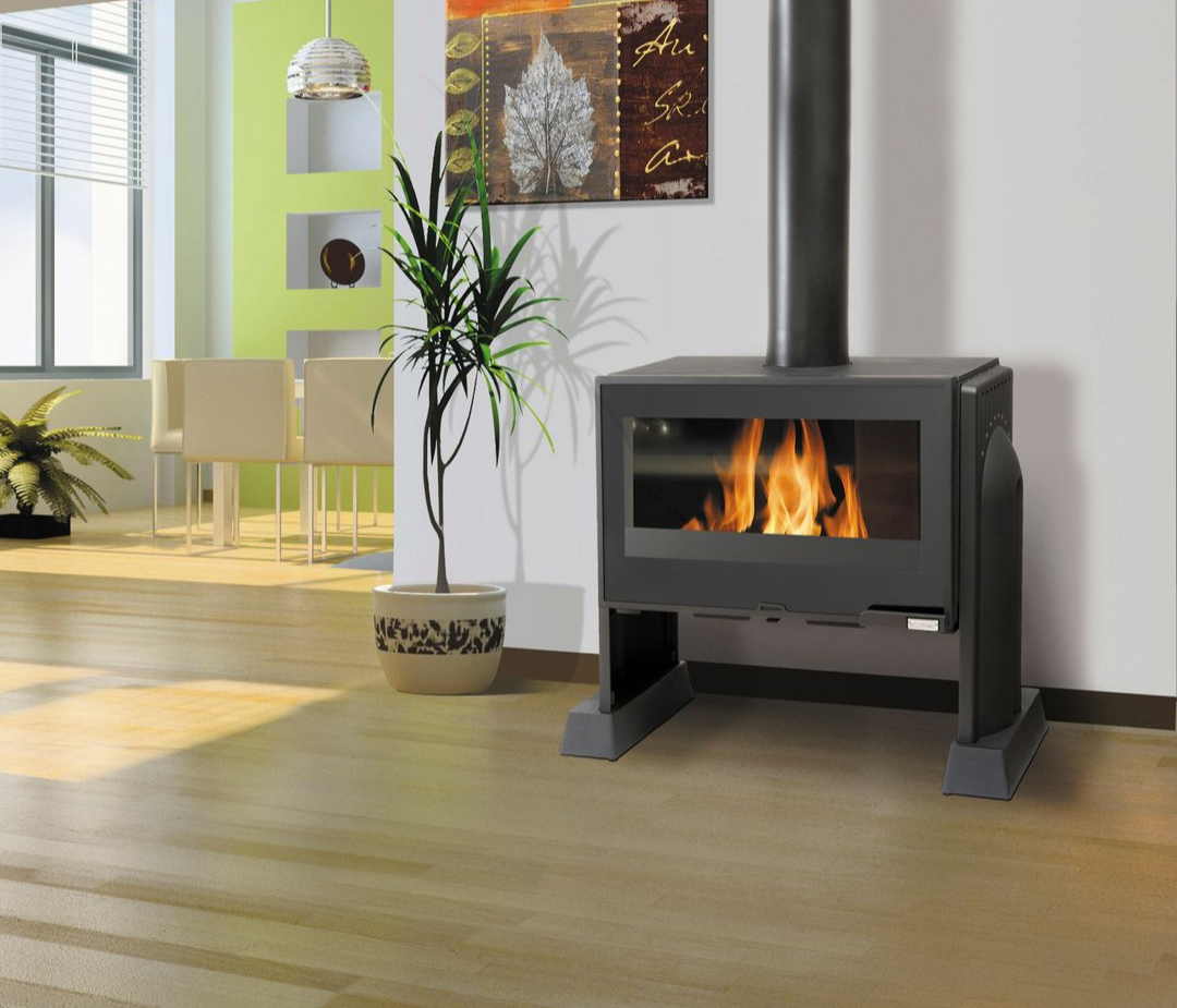 Poêle à bois noir moderne avec flammes dans un salon lumineux et minimaliste.