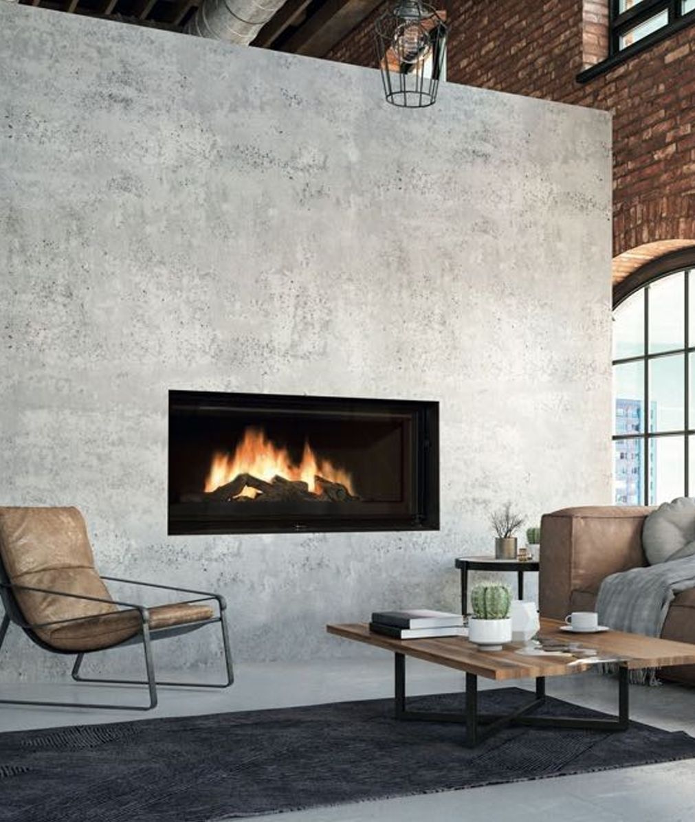 Salon moderne avec cheminée, canapés blancs, palmier et escalier en bois. Cheminée entourage rouge.