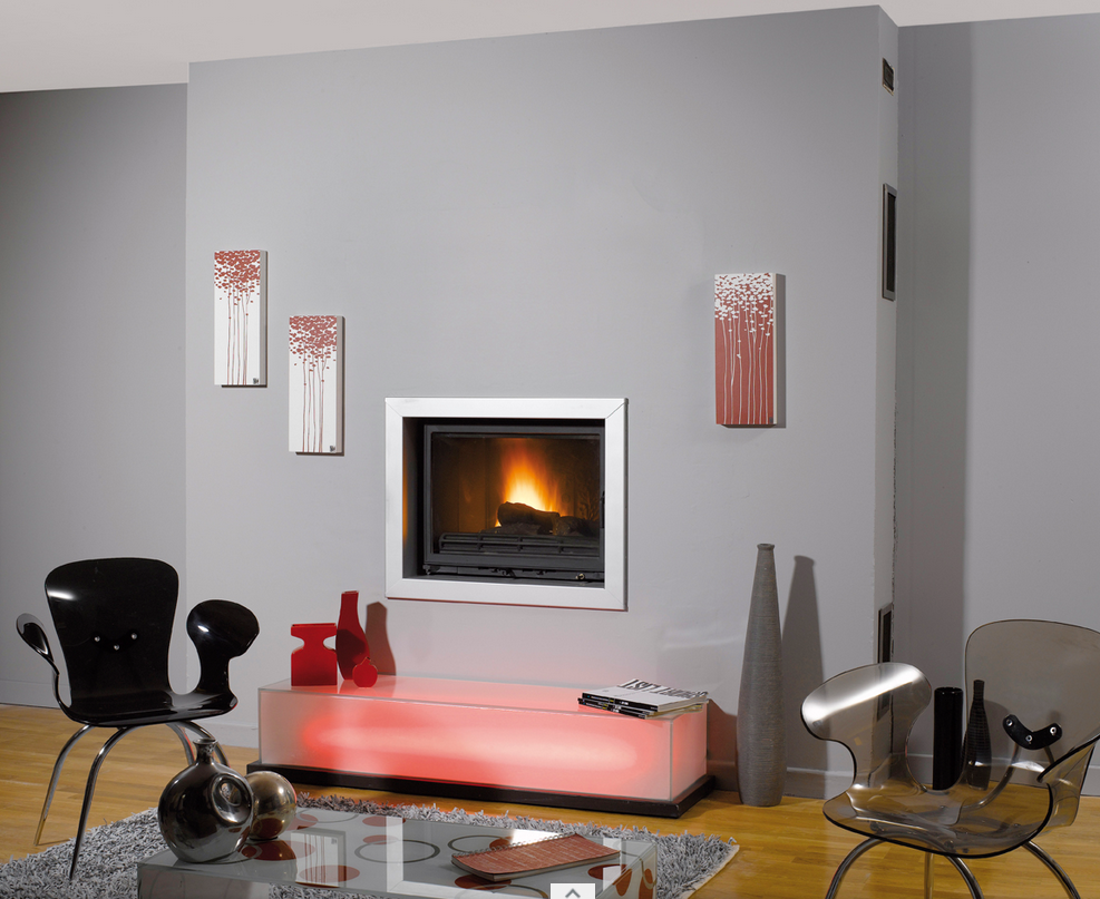 Salon moderne avec cheminée, art abstrait et mobilier contemporain.