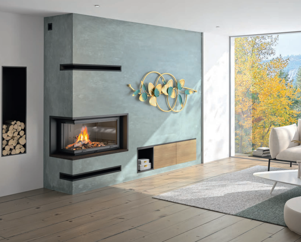 Salon moderne avec cheminée d'angle, mur d'accent bleu, rangement pour le bois et grande fenêtre offrant une vue automnale.