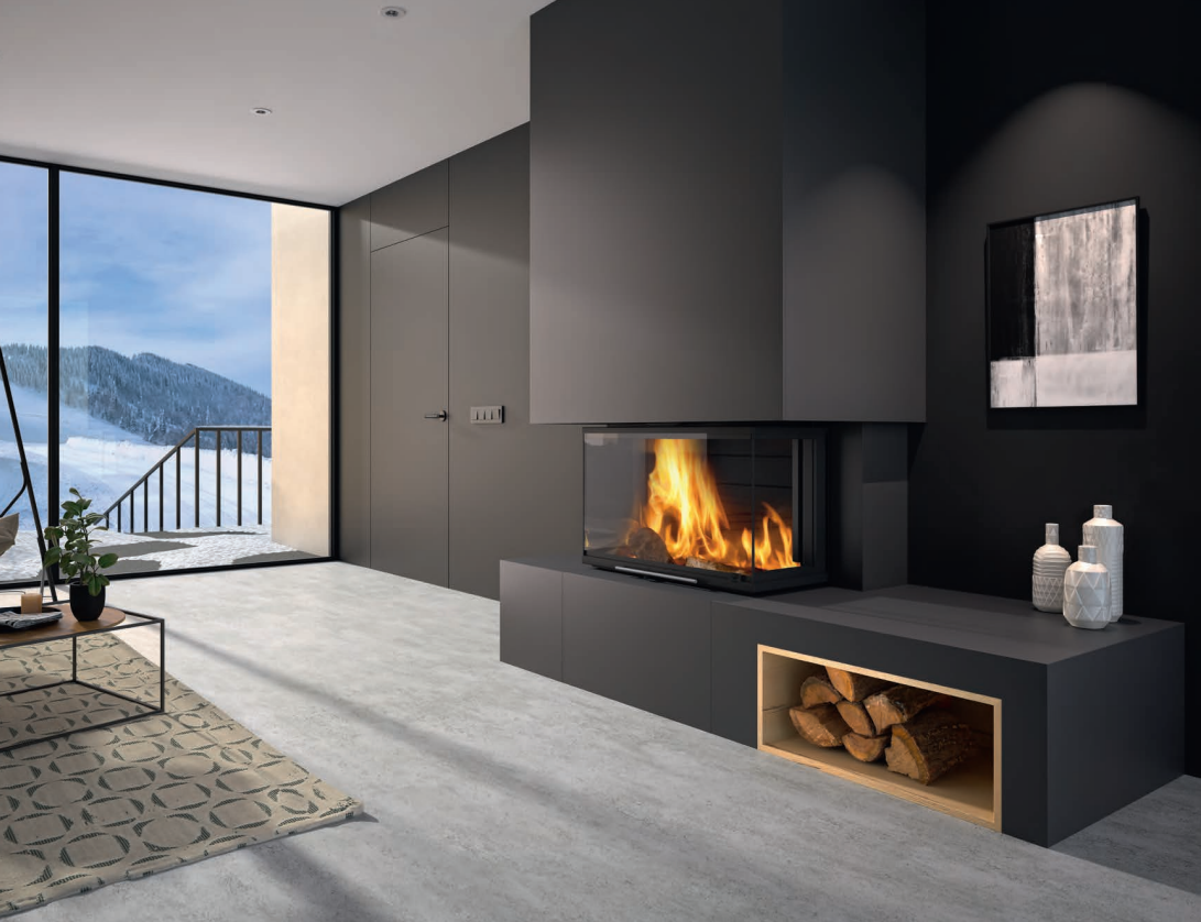 Salon moderne avec cheminée, télévision et grandes fenêtres donnant sur une vue panoramique.