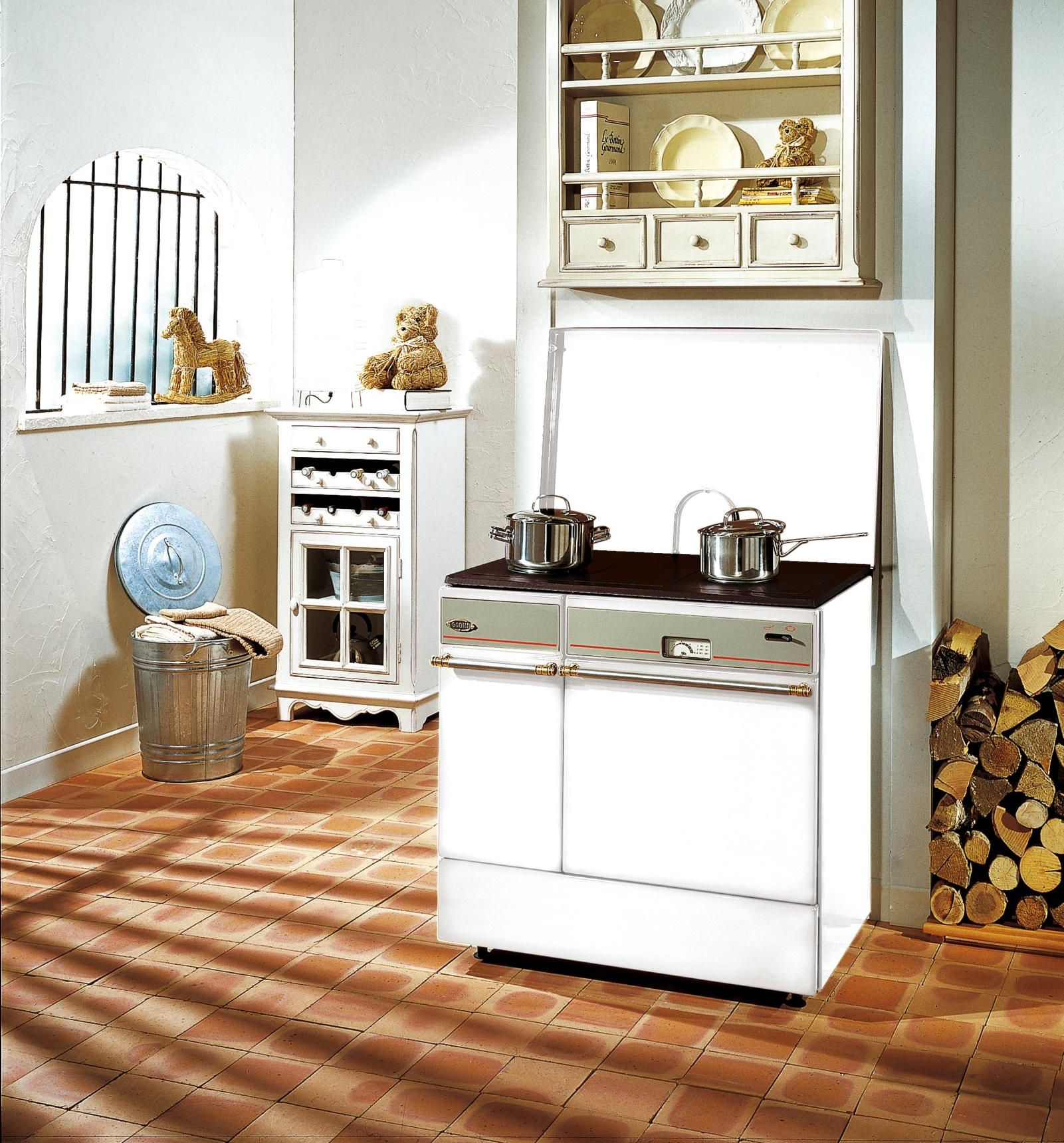 Cuisine vintage blanche avec cuisinière, casseroles, placard, étagère, pile de bois et sol carrelé.